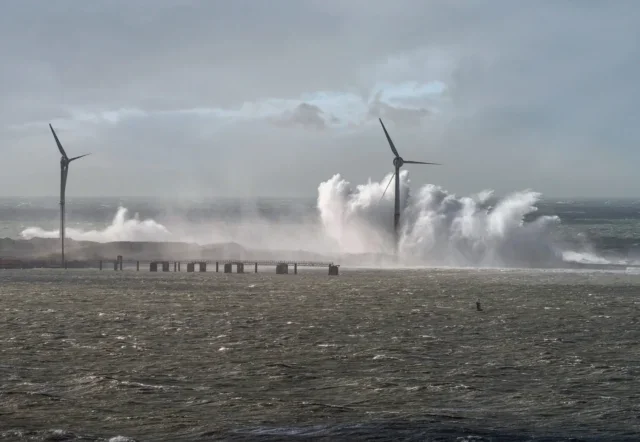 Turbine with crashing waves